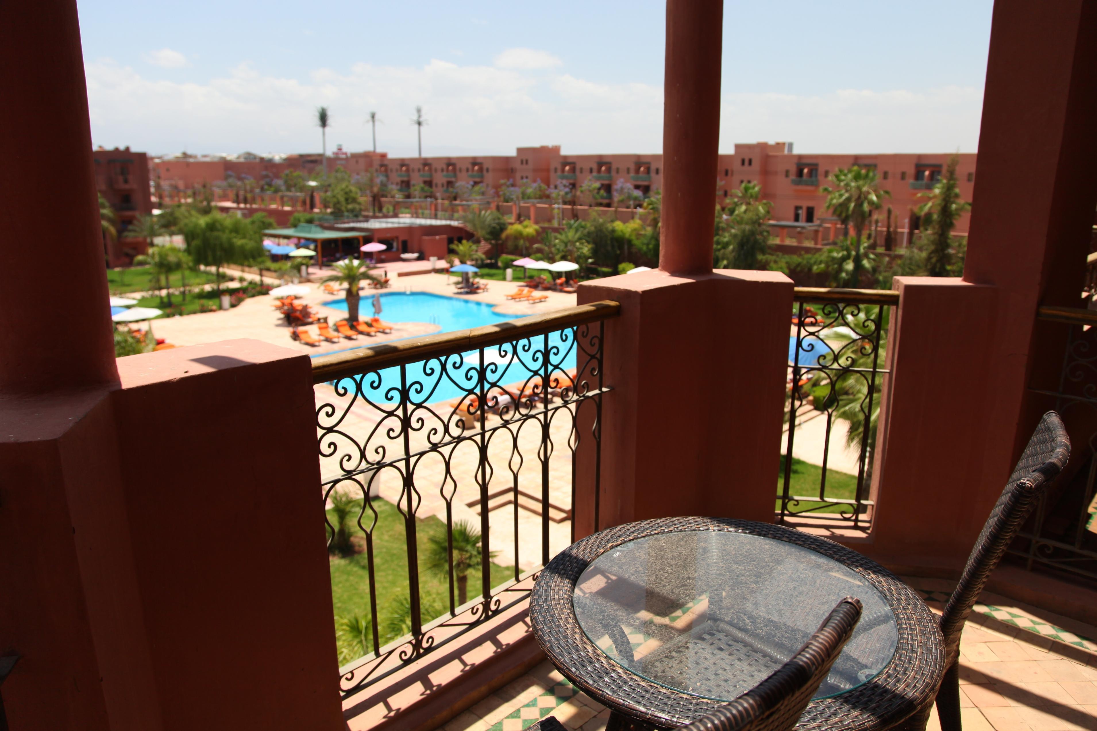 Palm Plaza Hôtel&Spa Marraquexe Exterior foto A view of the swimming pool from a hotel room
