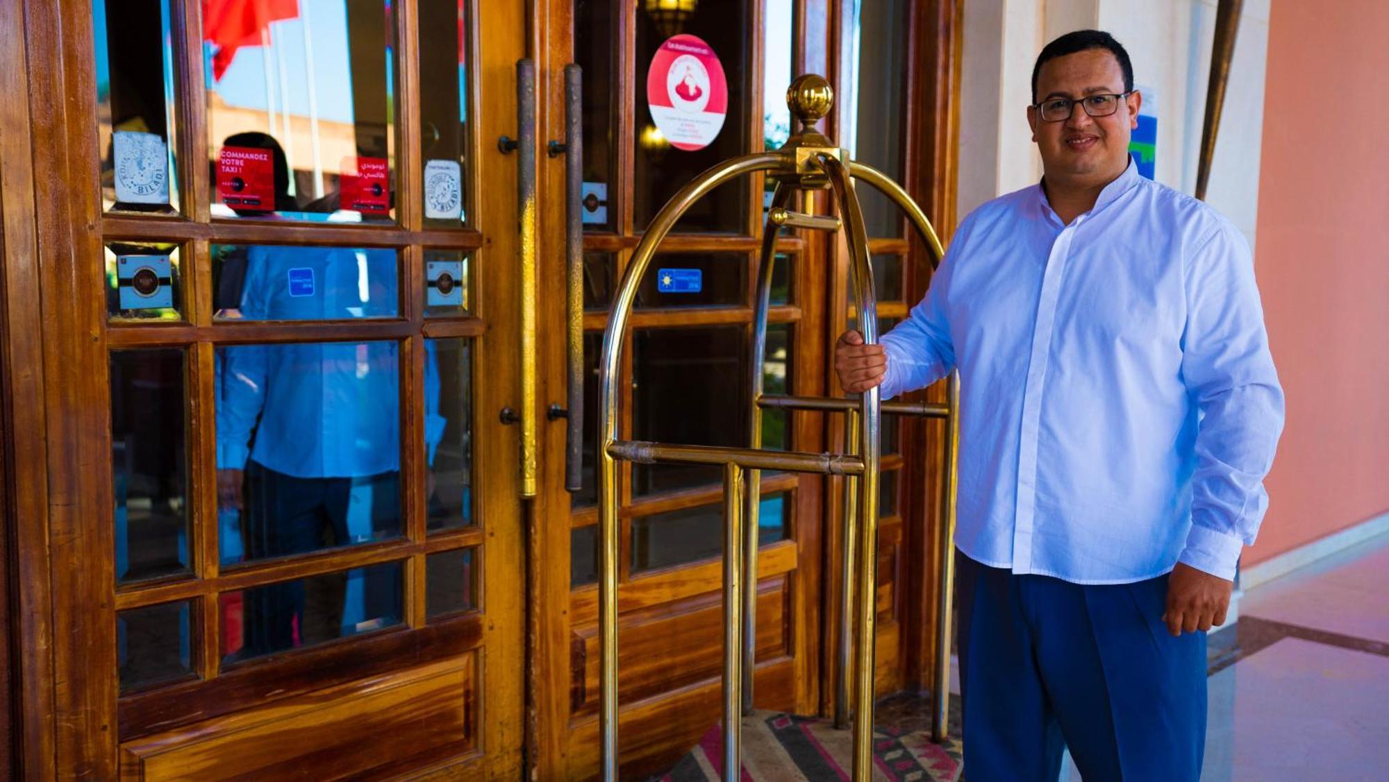 Palm Plaza Hôtel&Spa Marraquexe Exterior foto A bellboy at the entrance of a hotel